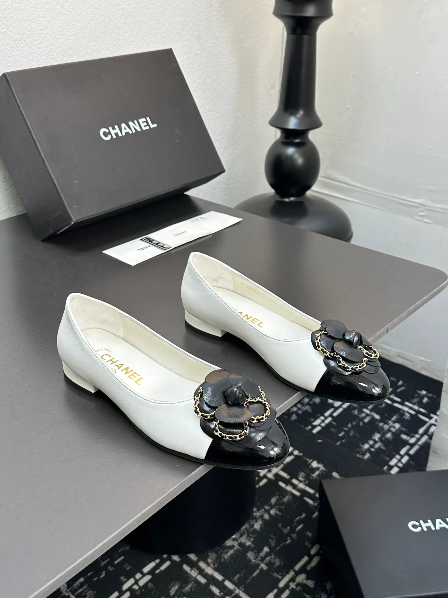 👟👟Ex-factory price 600👟👟 CHANEL｜Chanel Chanel 25C early spring new product Camellia series flat shoes This season’s Camellia series is really beautiful😍 Grandma Xiang’s family has always had the elegant and ladylike temperament, full of high-end sense! It’s very nice on the feet~ Whether worn barefoot or paired with skirts or trousers, it’s very versatile! Incomparably beautiful! Extraordinarily fairy 🧚 Overwhelmingly girly‼ ️ The upper is made of imported lambskin, the lining is made of mixed sheepskin, and the Italian A-grade leather outsole Size: 35-39 (40/41 customized)